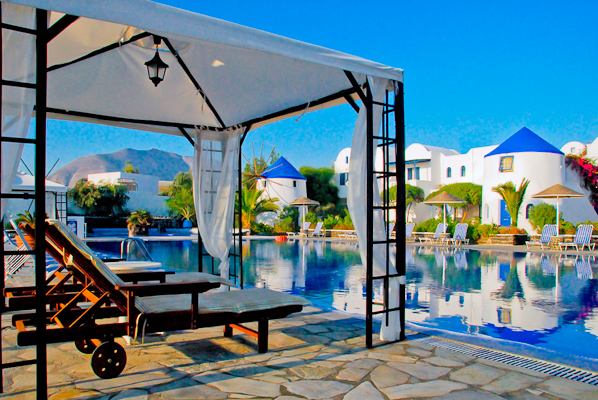 Santorini, Hotel Mediterranean Beach, piscina exterioara, sezlonguri.jpg