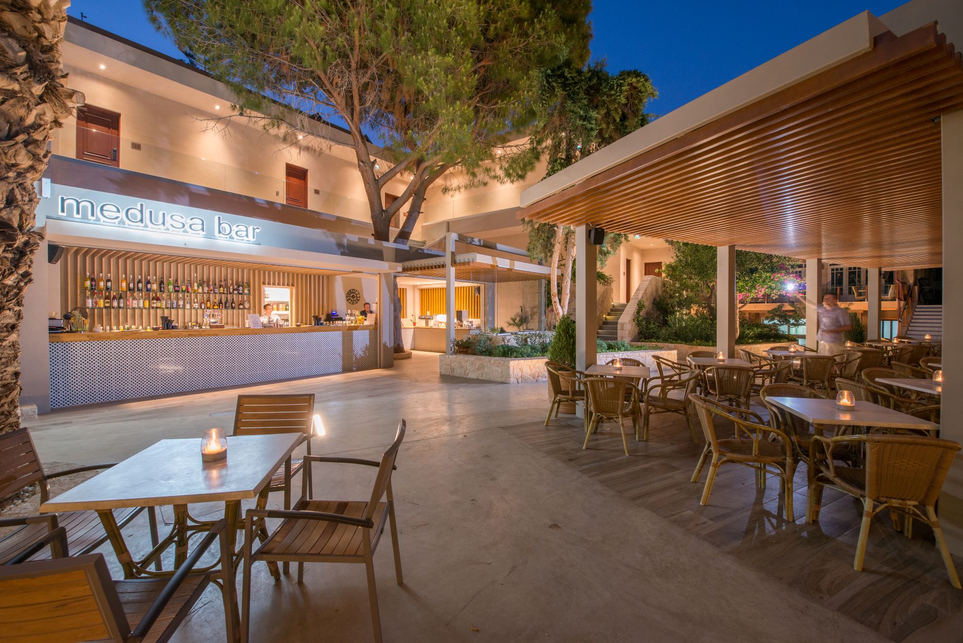 MEDOUSA POOL BAR