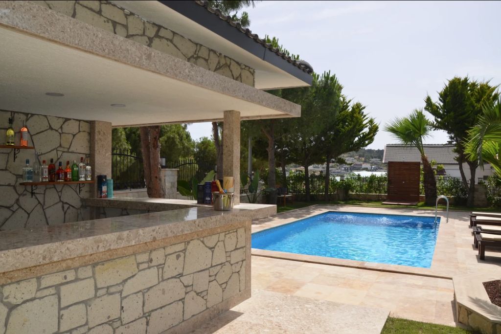 POOL BAR