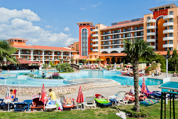 Sunny beach, Hotel Hrizantema, piscina, sezlonguri.jpg
