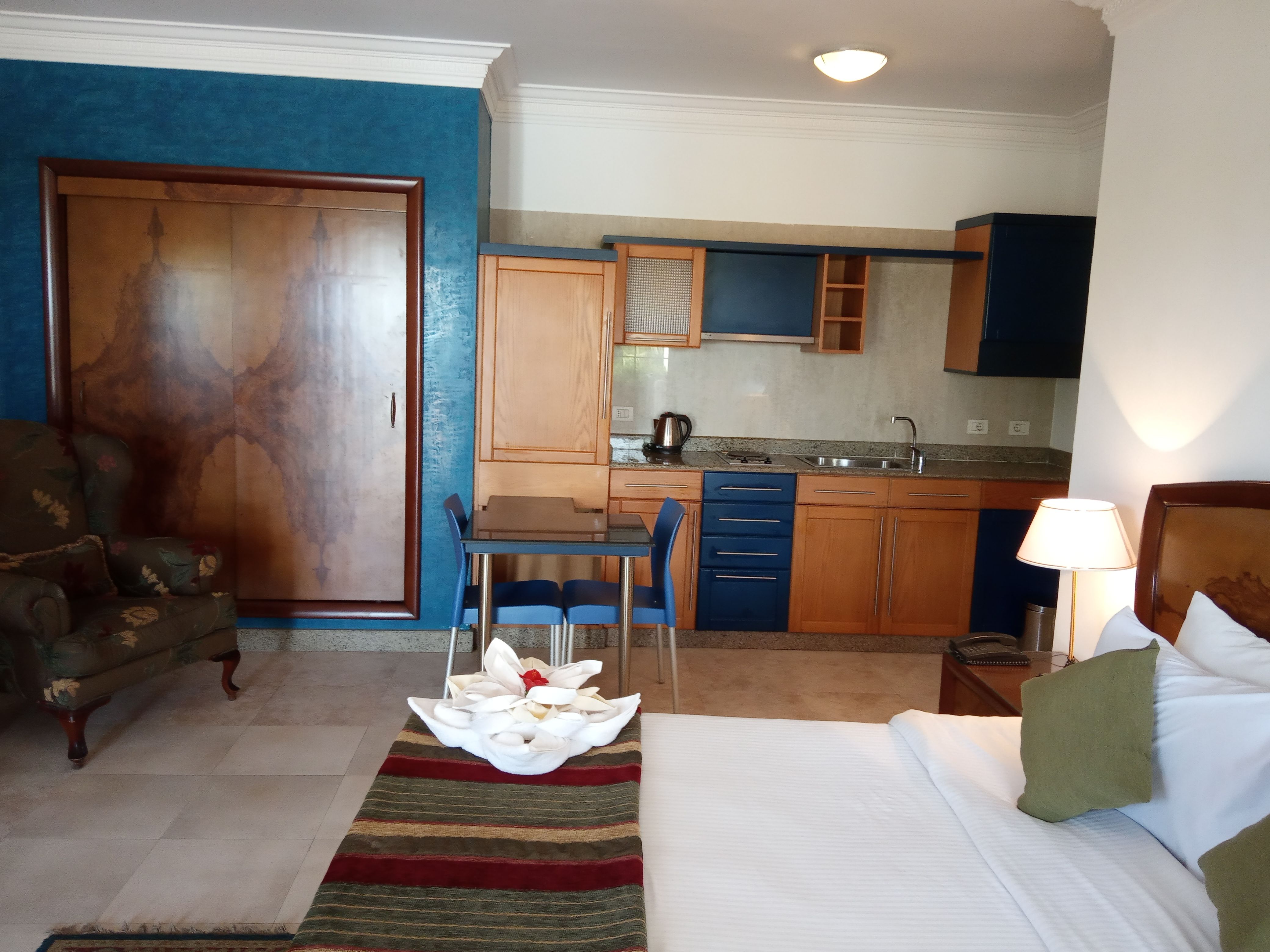 DELUXE ROOMS