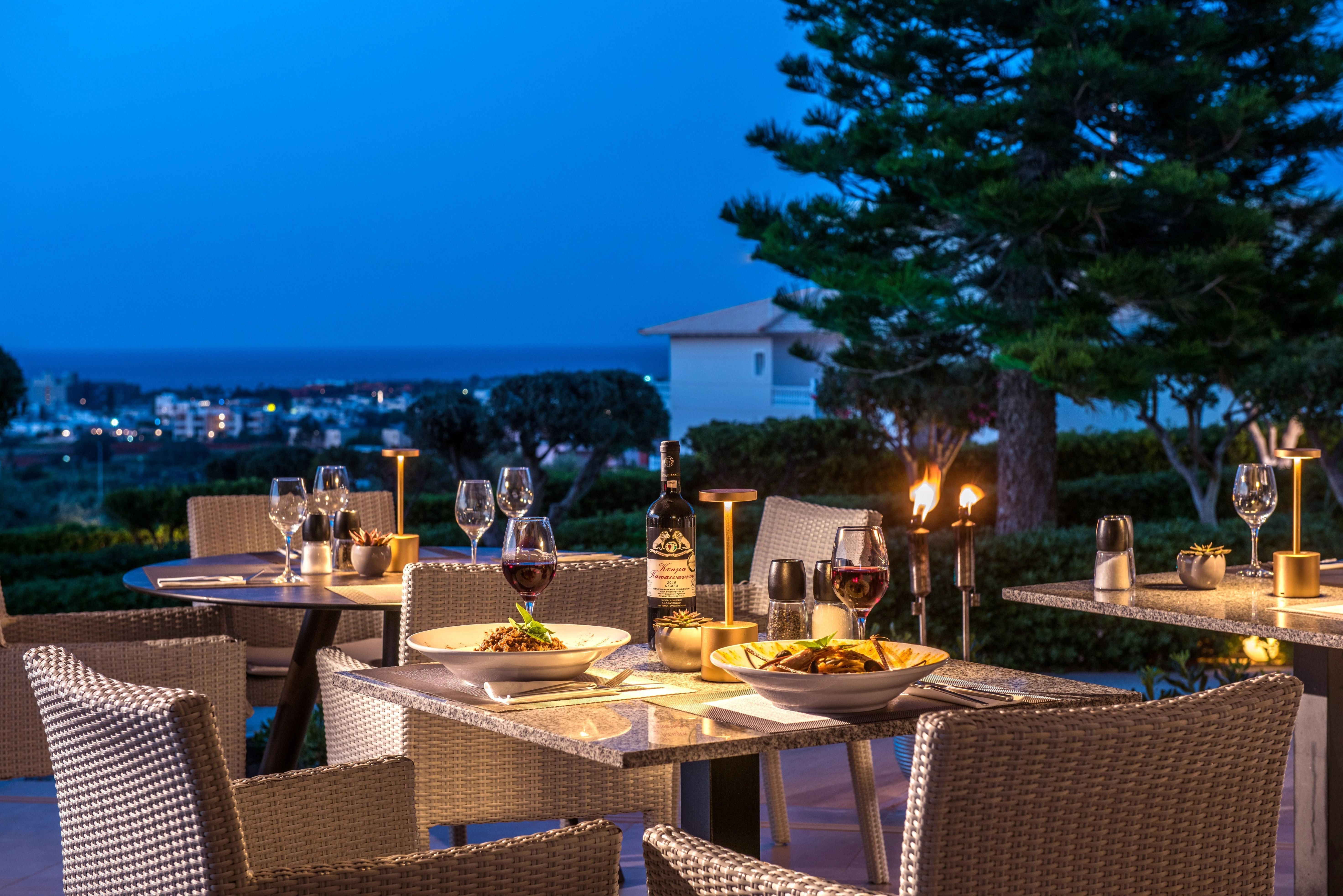 MAIN RESTAURANT & BAR 