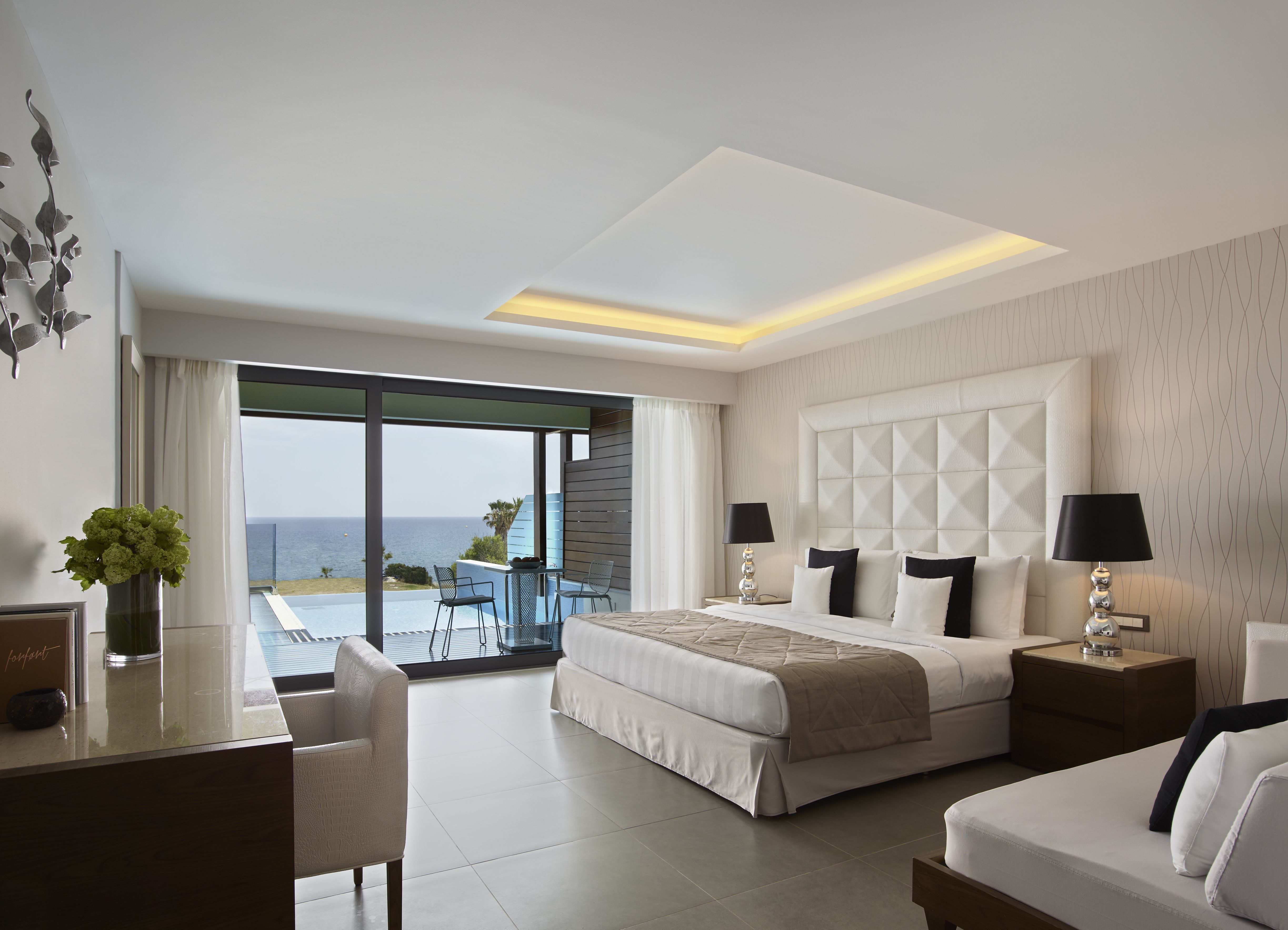 SUPERIOR JUNIOR SUITE WITH PRIVATE POOL & PARTIAL SEA VIEW