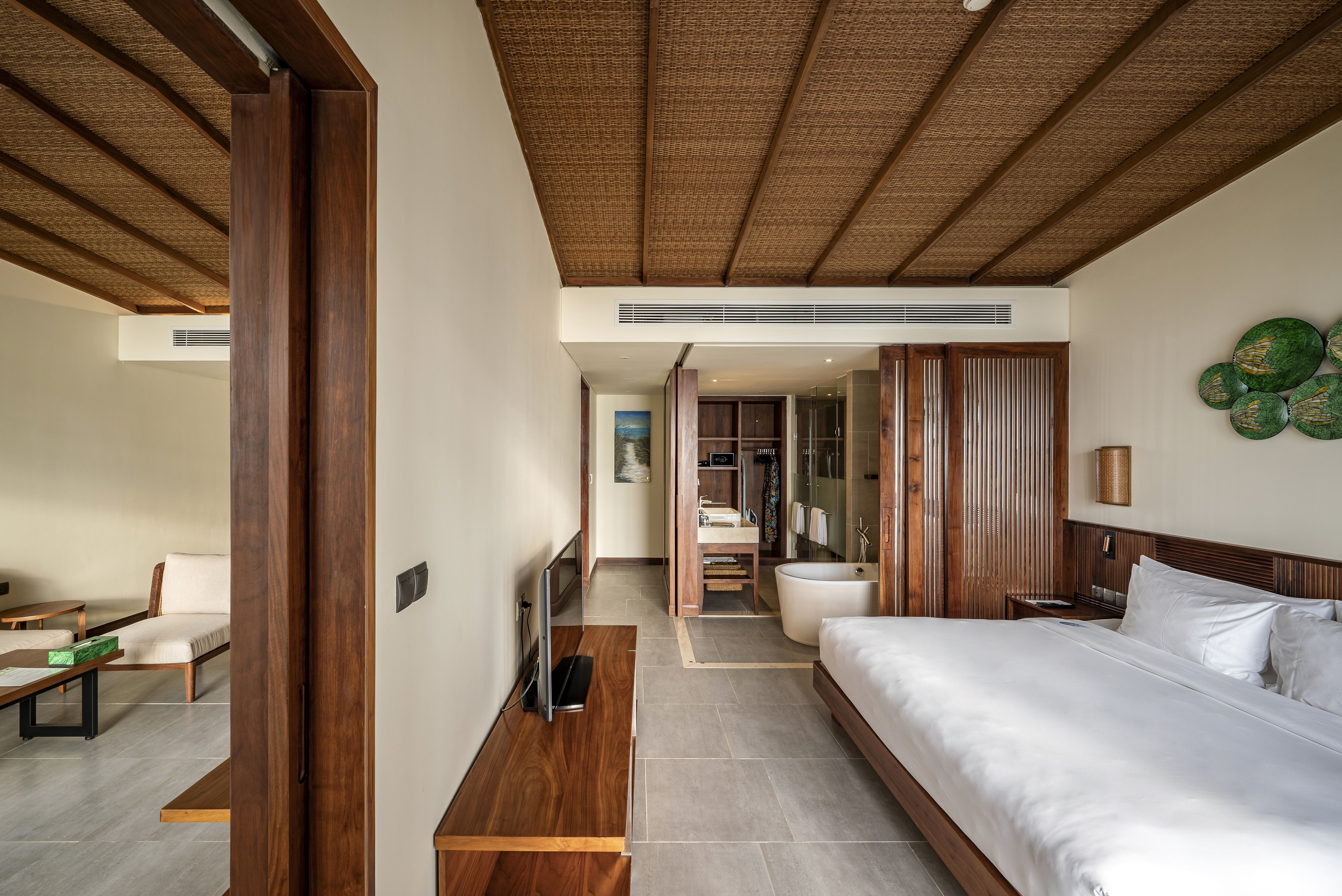 EXECUTIVE SUITE WITH BALCONY