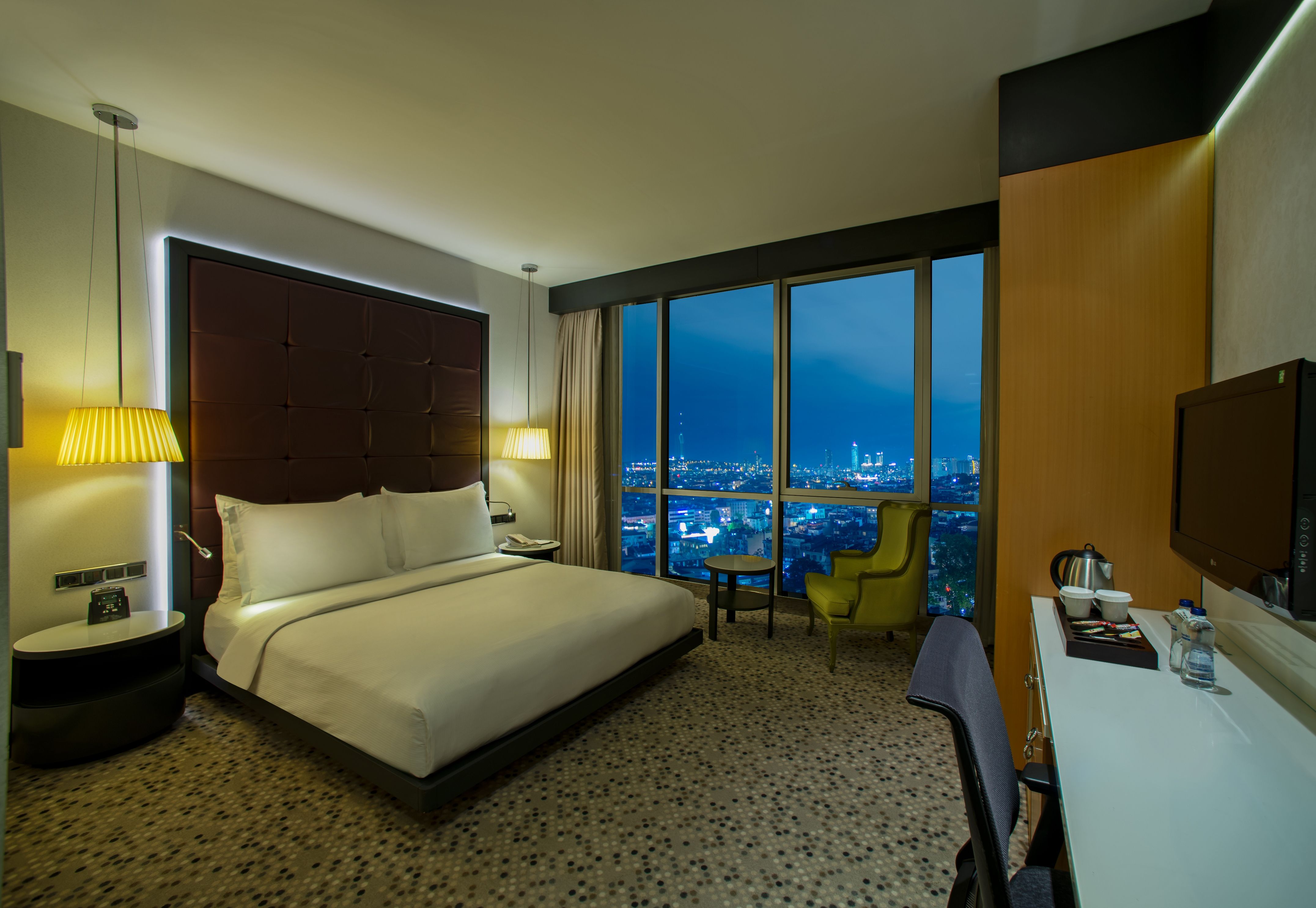 STANDARD ROOM WITH CITY VIEW