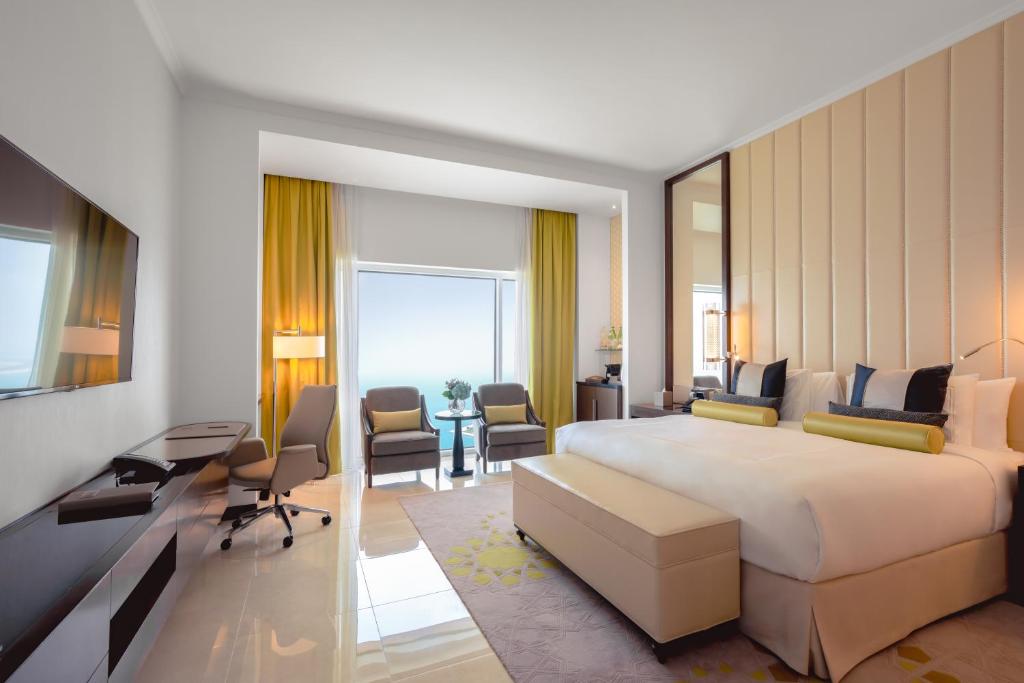 TWO BEDROOM FAMILY ROOM COURTYARD / CORNICHE VIEW
