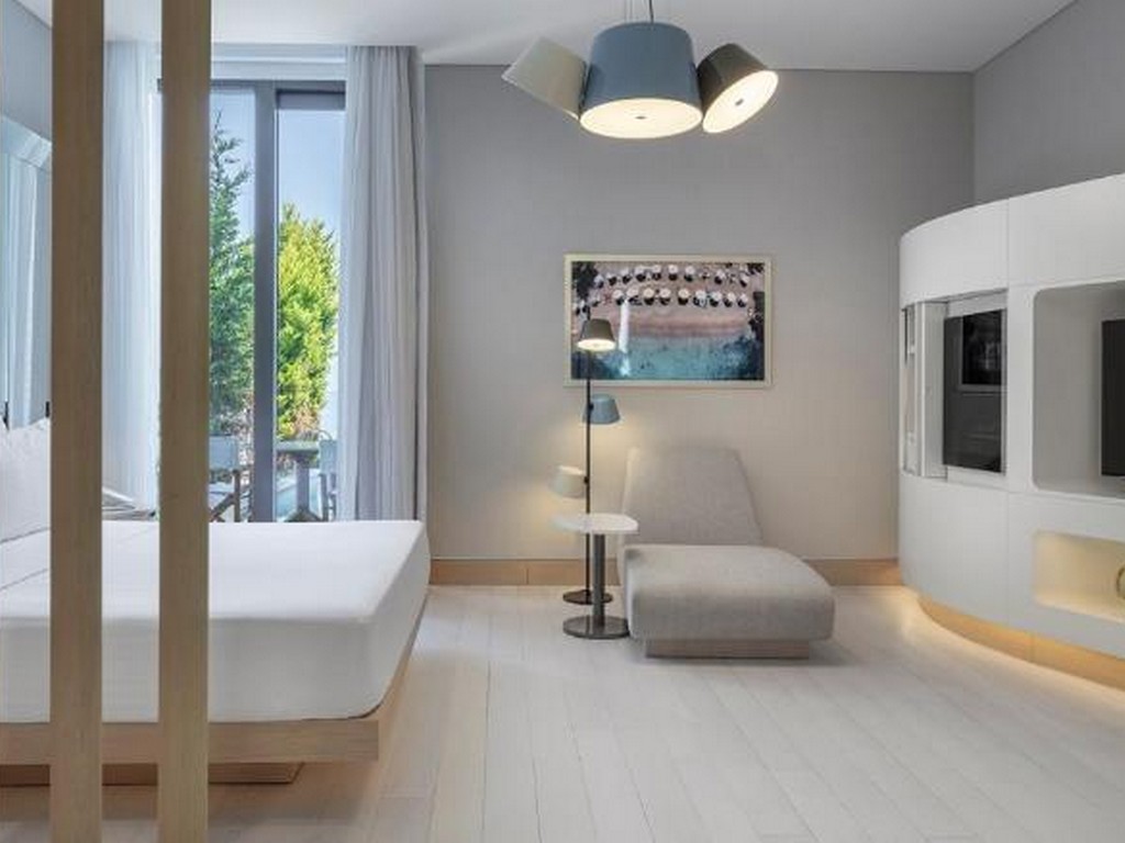King Junior Suite with Pool & Partial Sea View