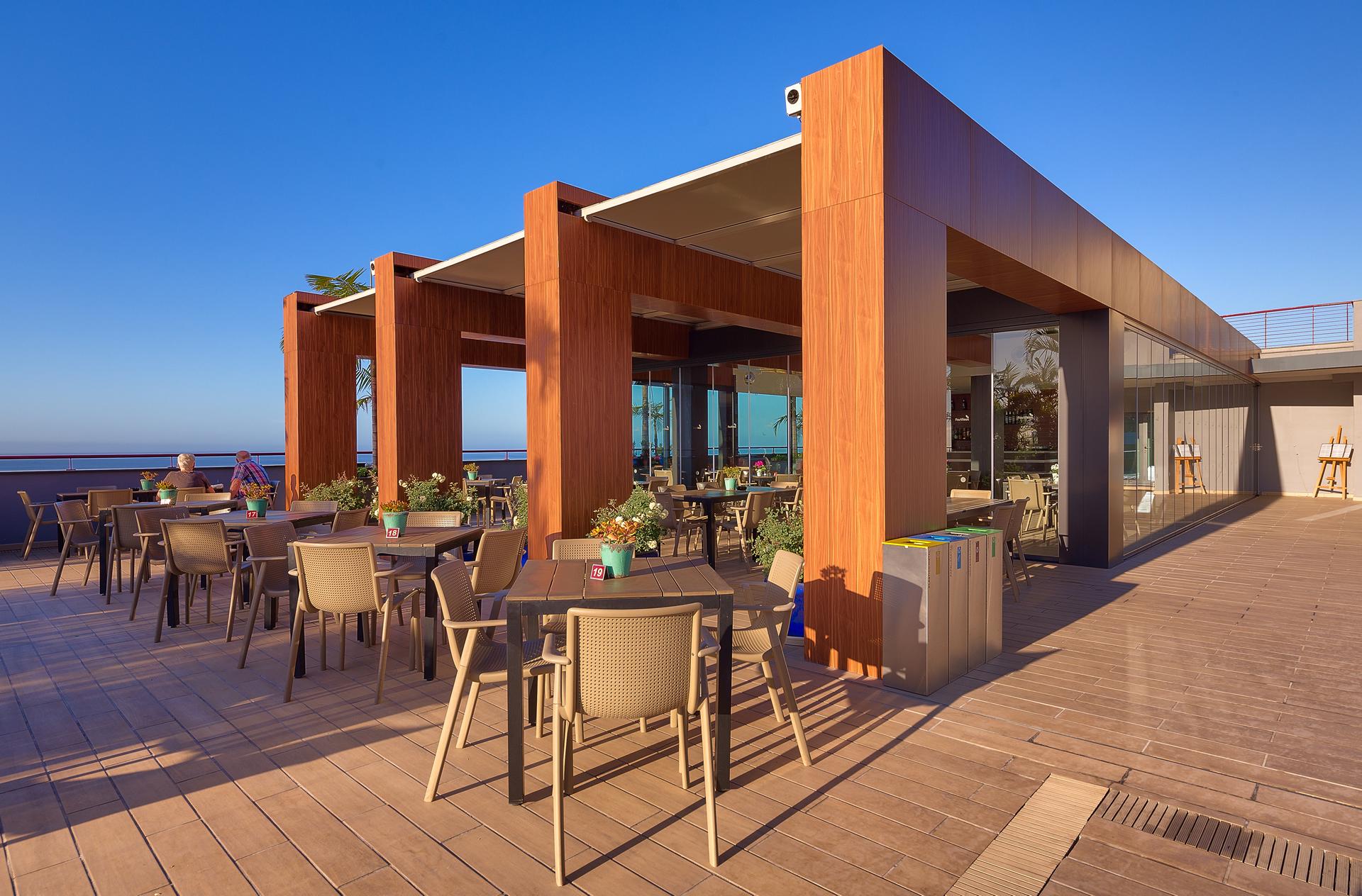 Al Fresco Pool Bar