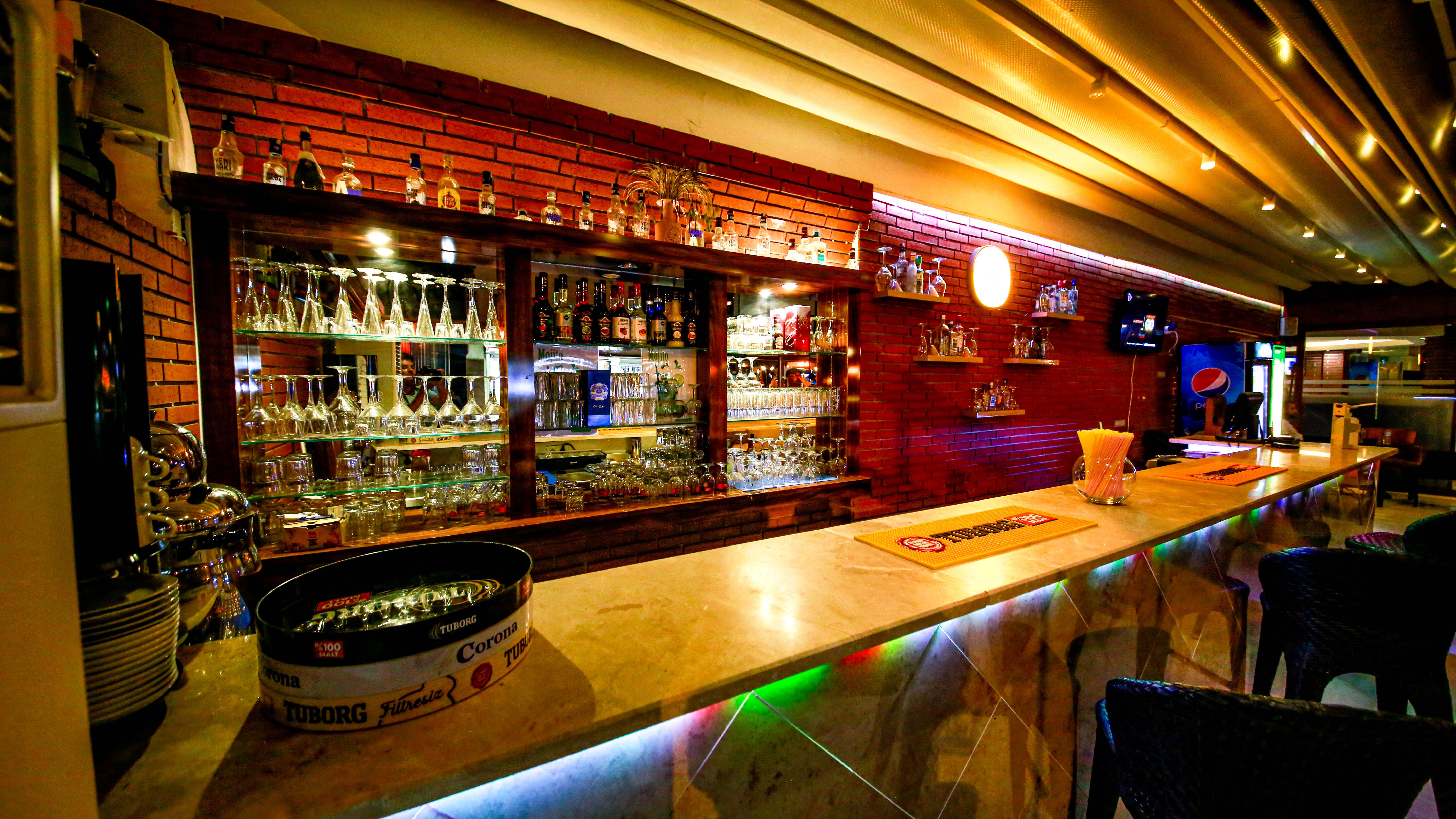 Pool Bar