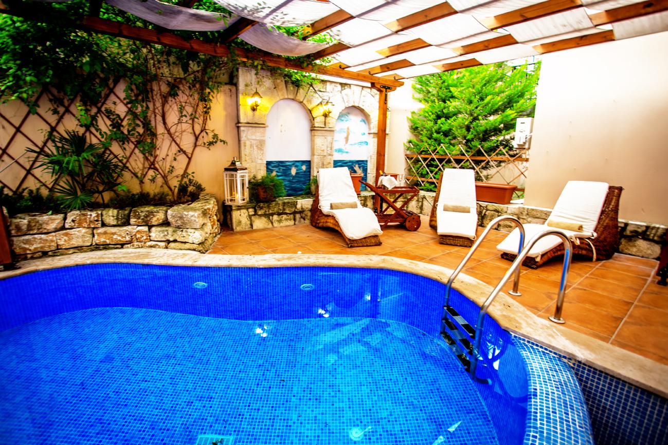 SUITE DELUXE WITH PRIVATE POOL