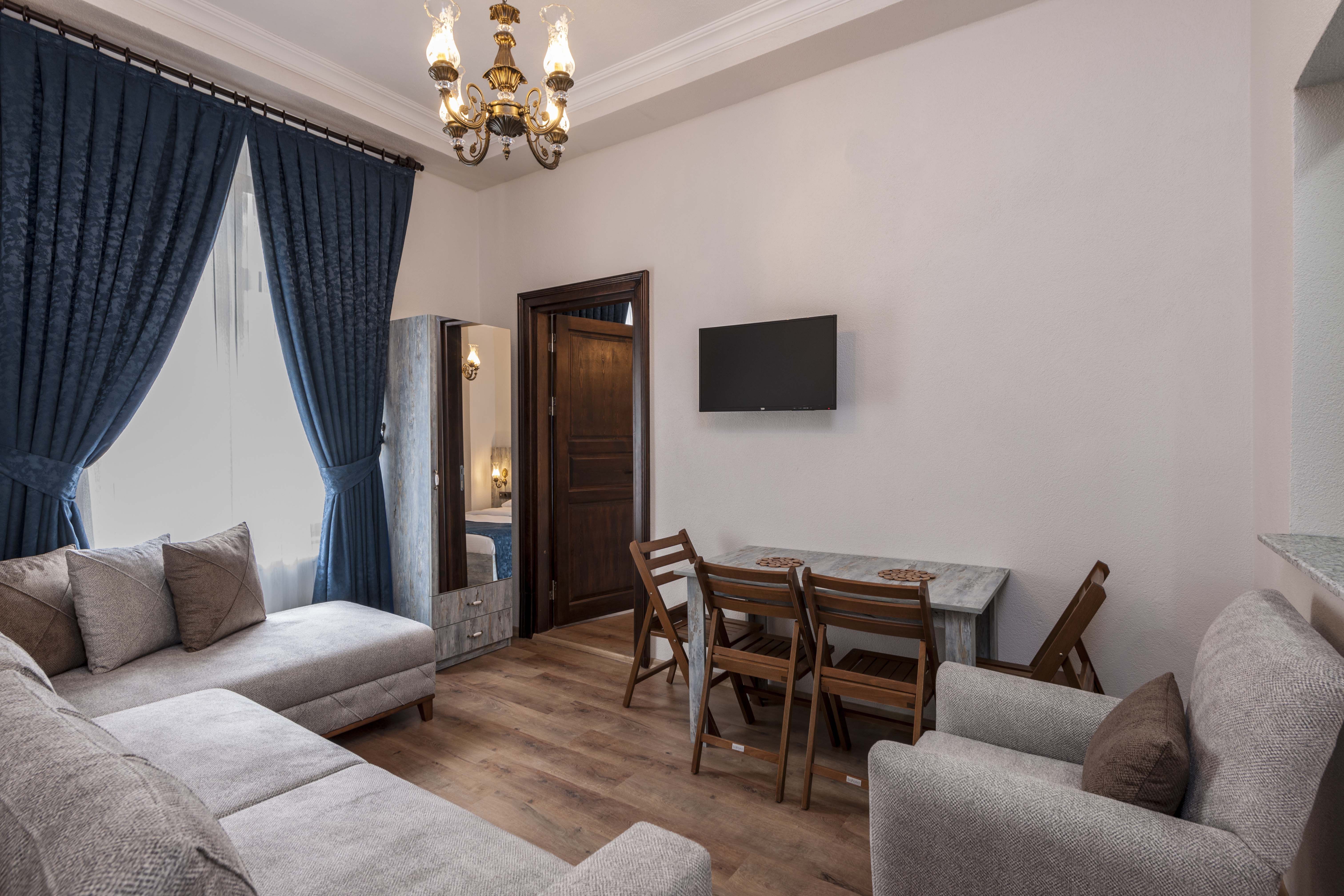 FAMILY ROOM CONNECTING ROOM