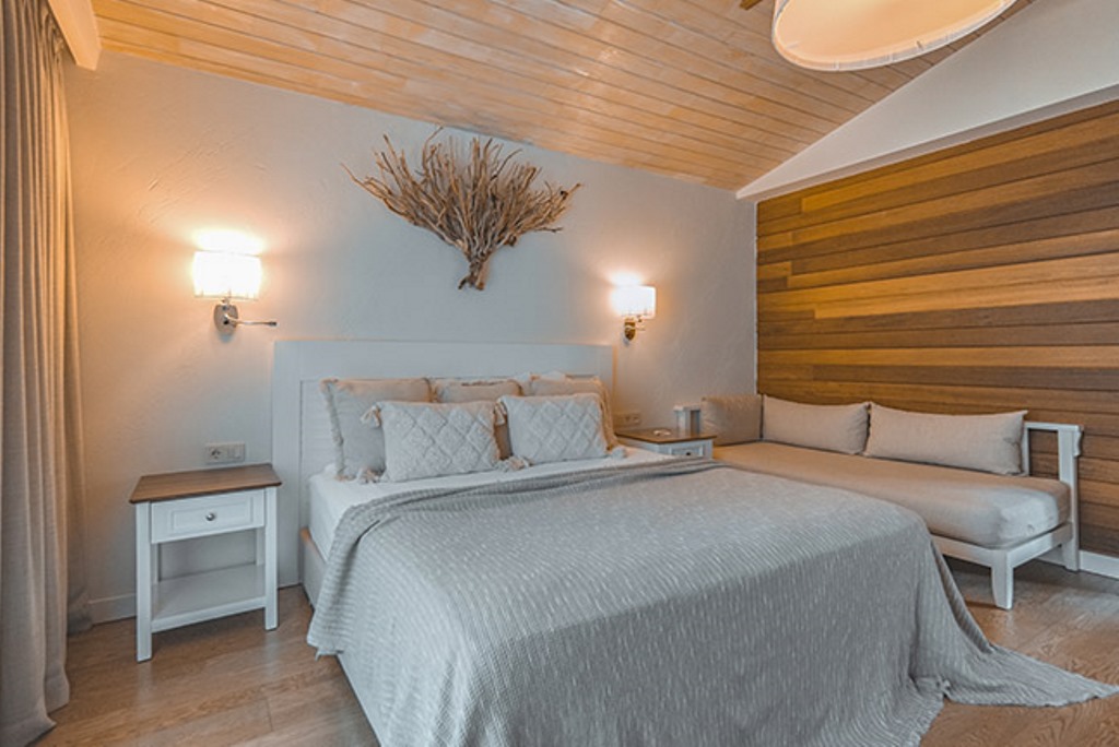TANGERINE ROOM 