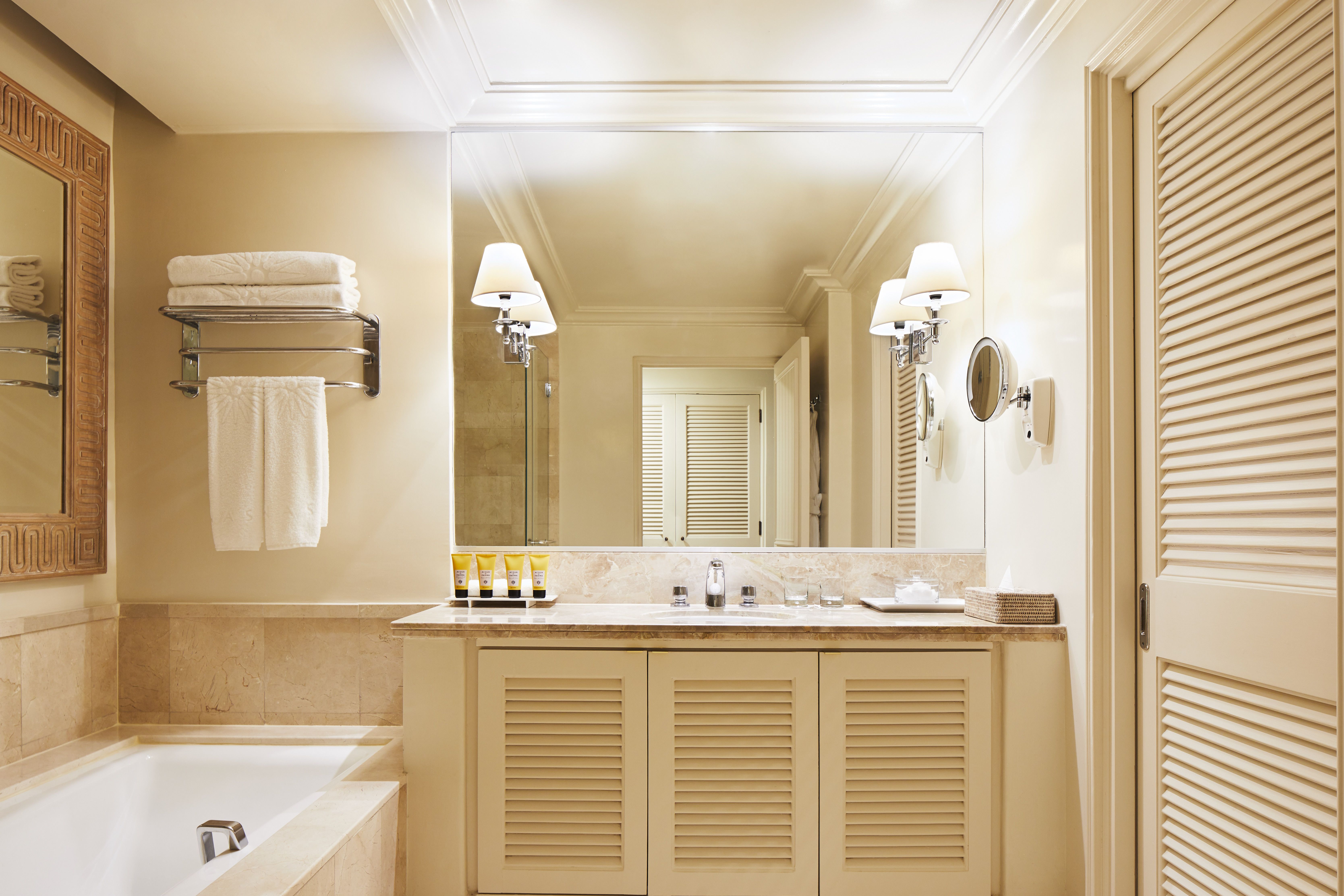 Standard Studio Suite  (SeaView, Balcony )