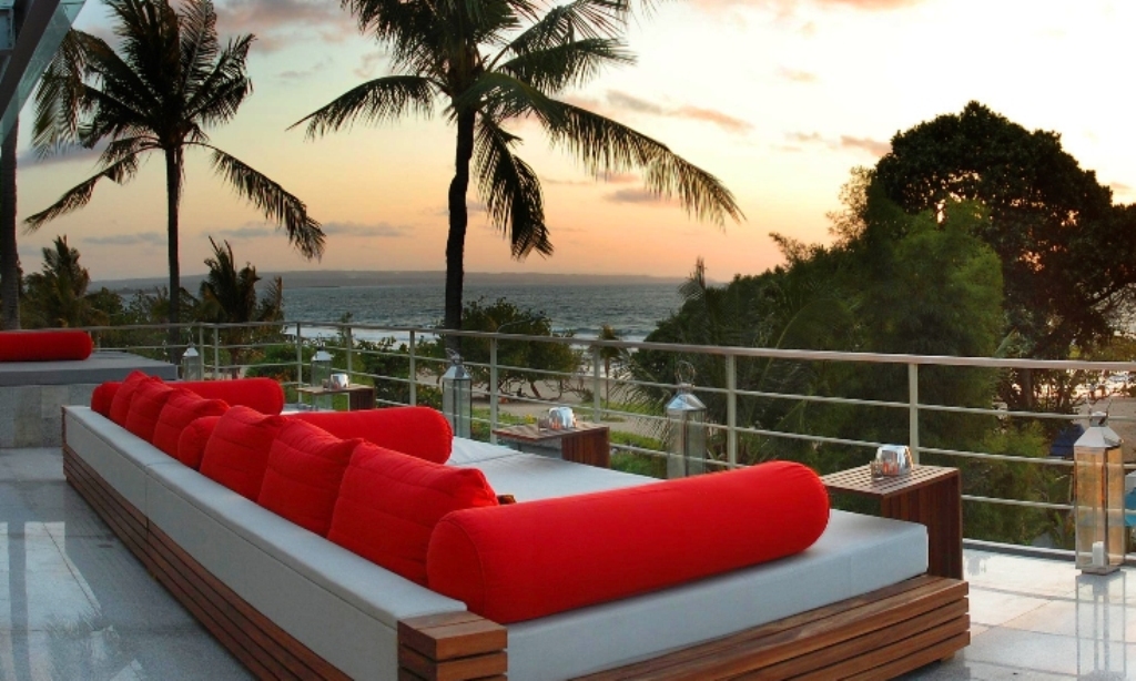 Beach House Sport Bar 