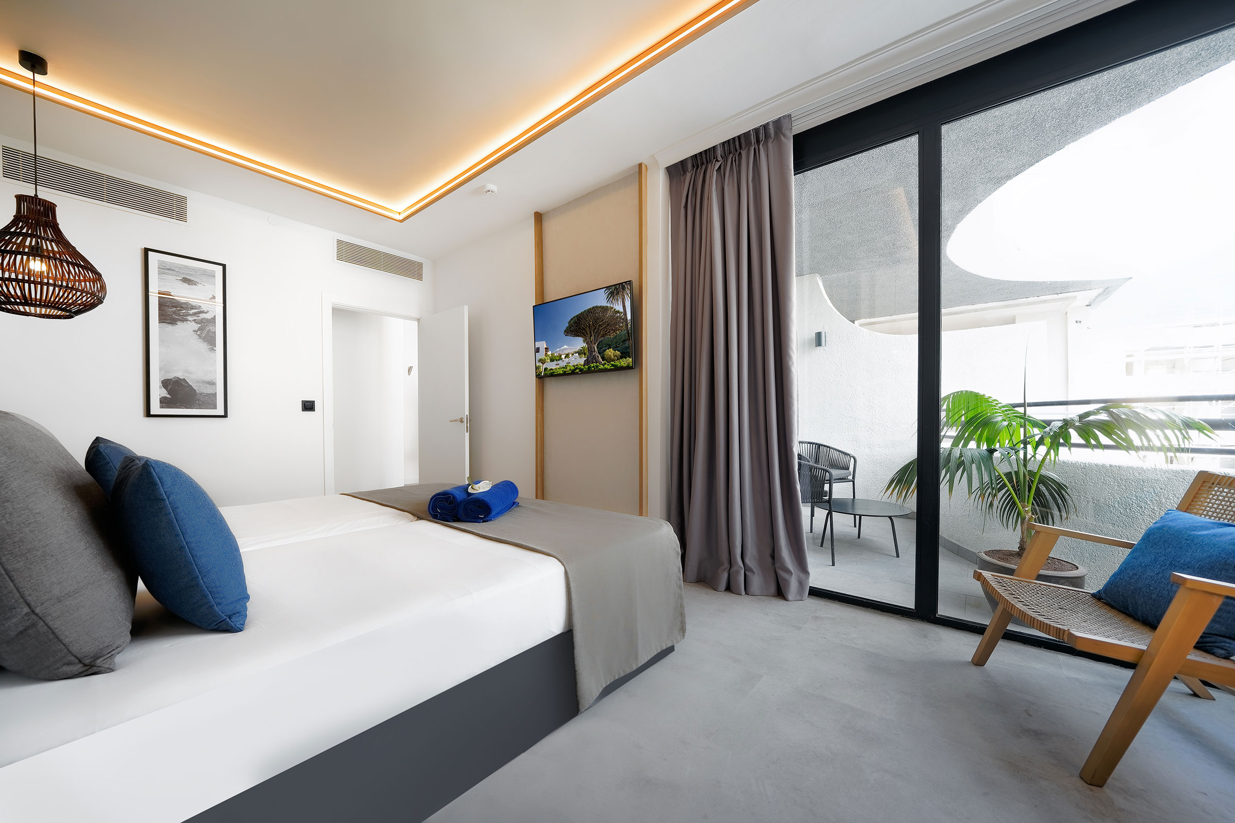 SUITE (ADULTS ONLY AREA) (BALCONY OR TERRACE)