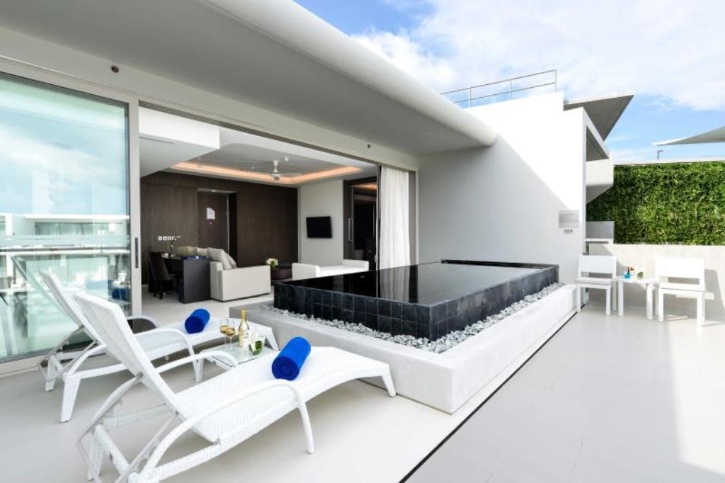 Sky Pool Suite