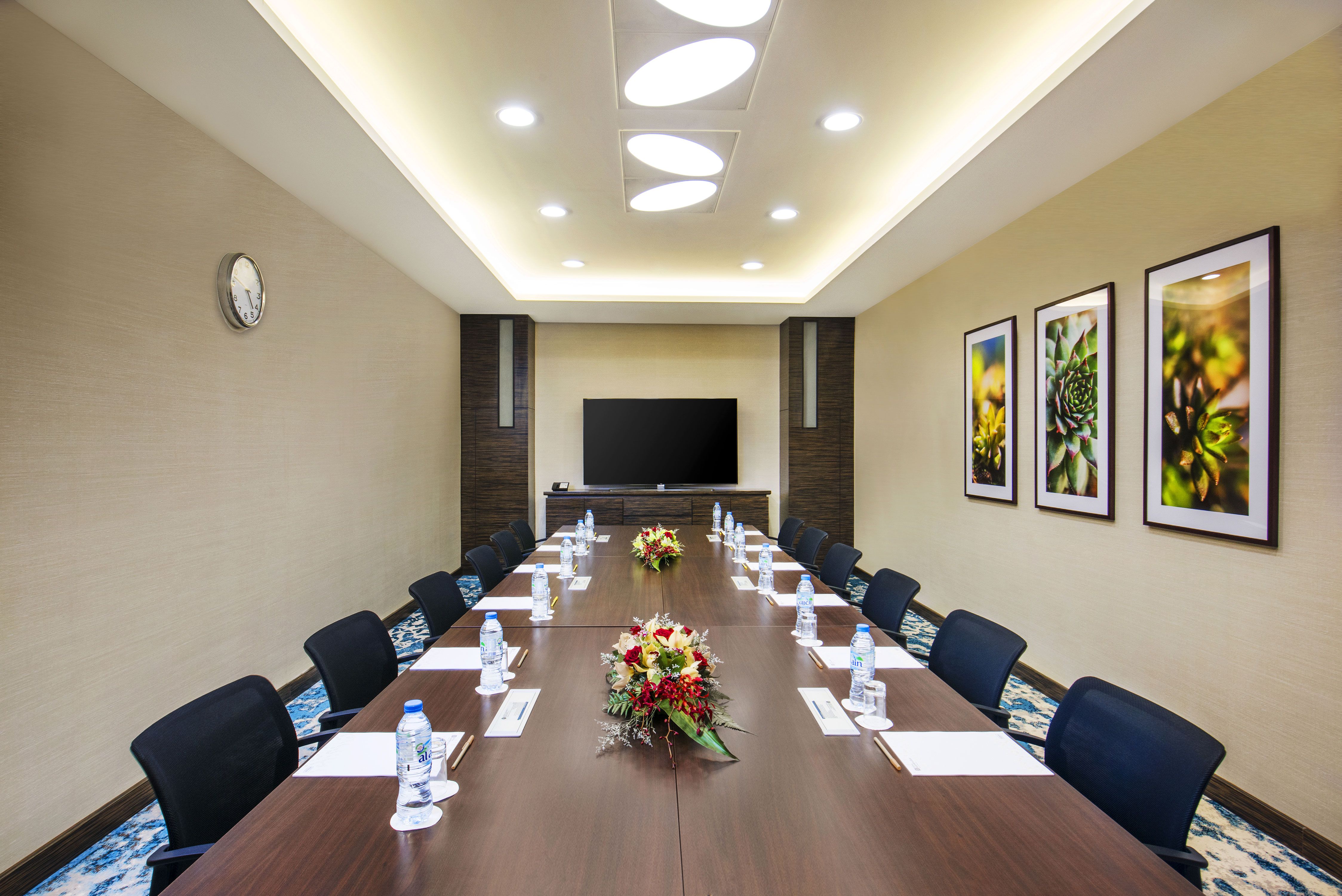 MICE (servicii de organizare de întâlniri, conferințe, alte evenimente)