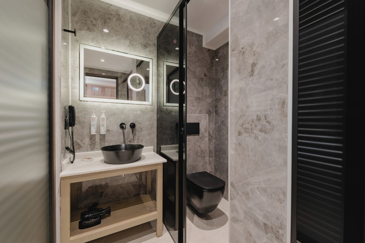 JUNIOR SUITE WITH BALCONY OR WINDOW