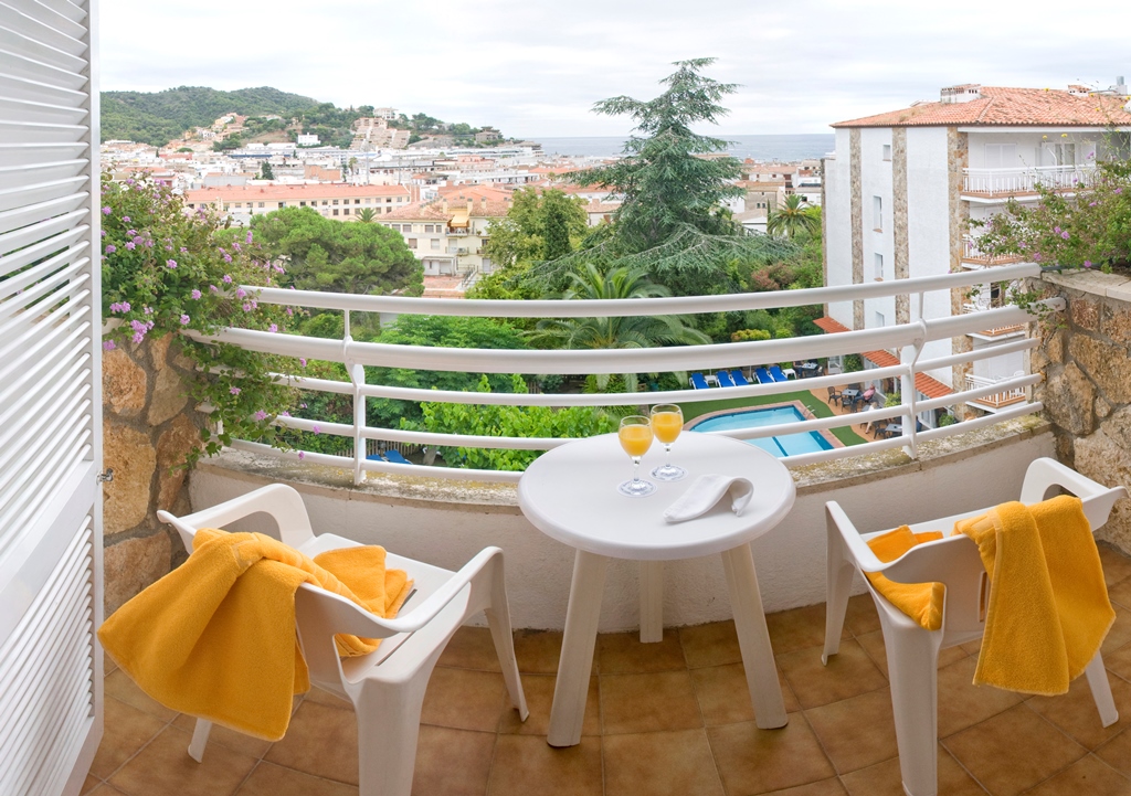 DOUBLE ROOM POOL VIEW