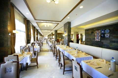 Hotel Mukarnas Spa & Resort restaurant.jpg