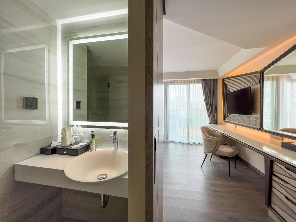 Deluxe King Bed Room