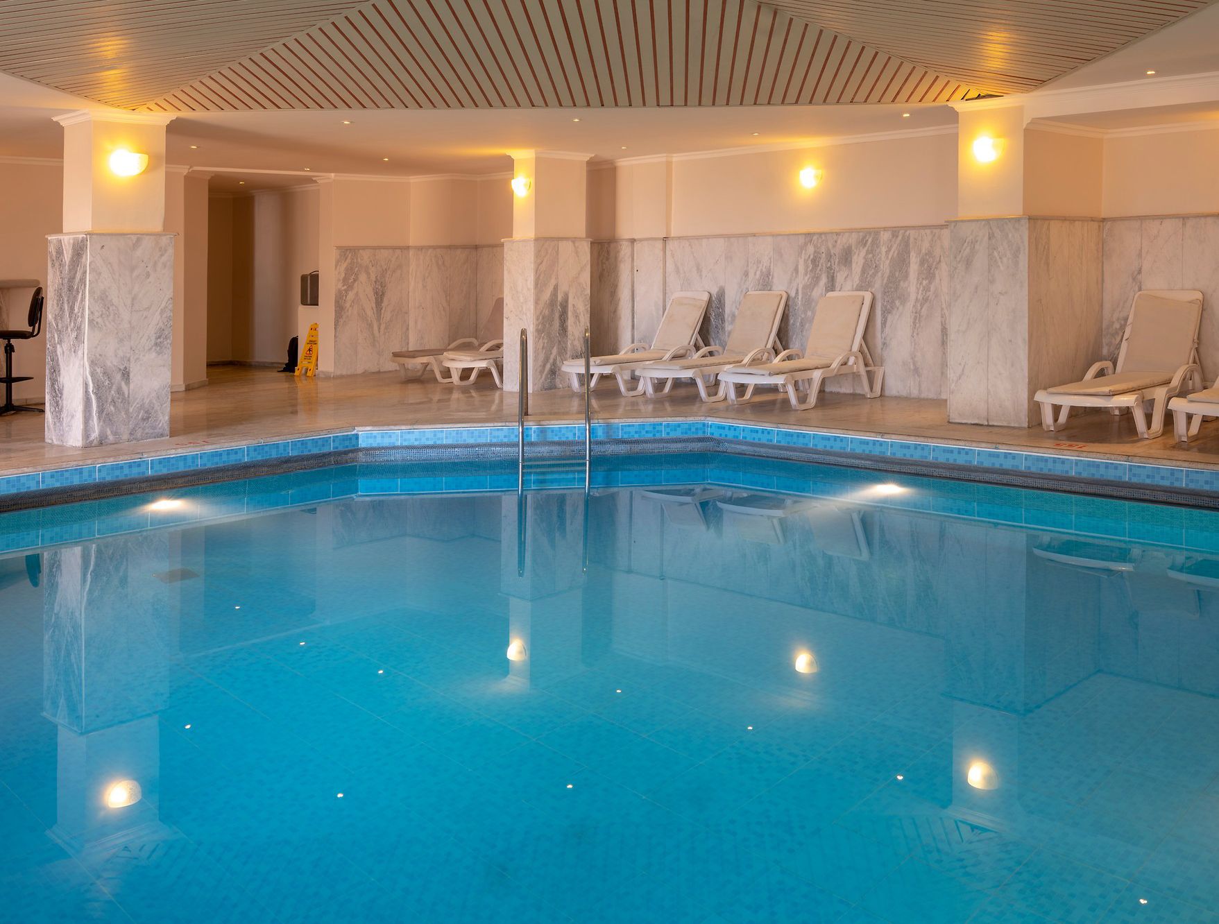 Piscină interioară