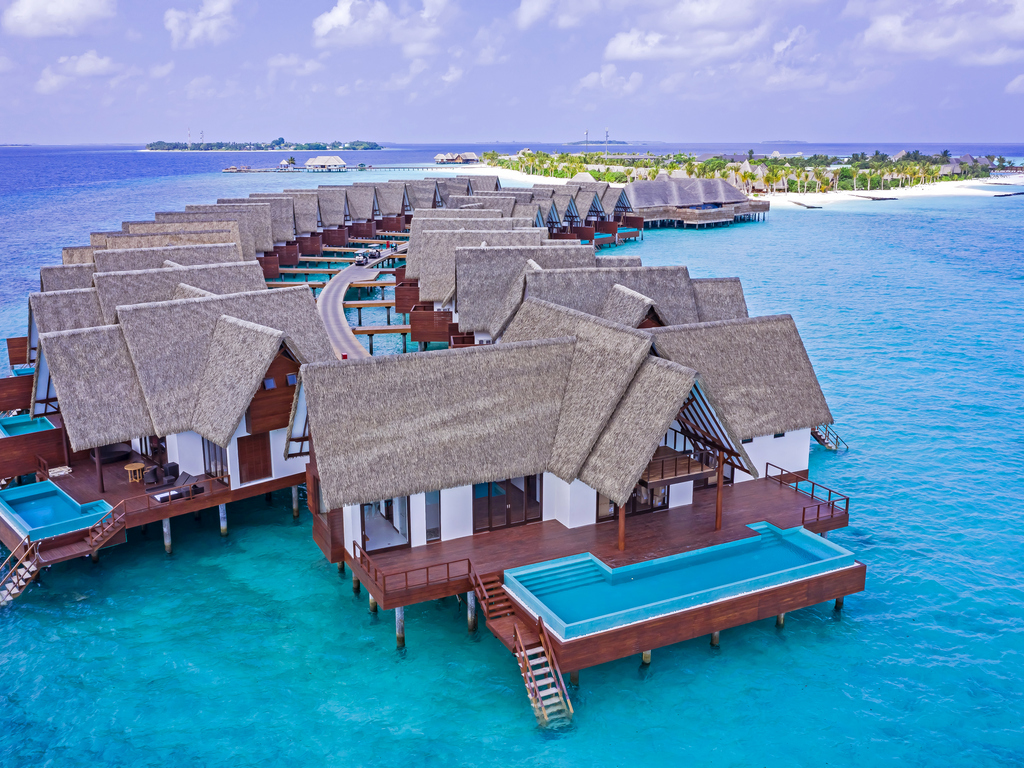 OCEAN RESIDENCE WITH INFINITY LAP POOL