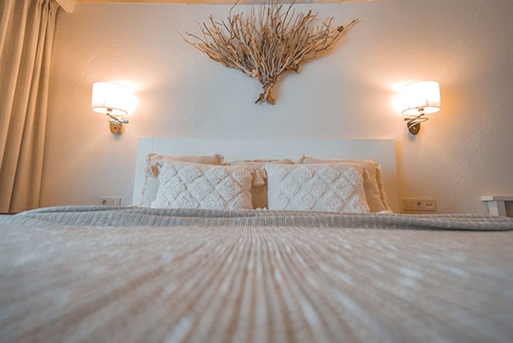 TANGERINE ROOM 