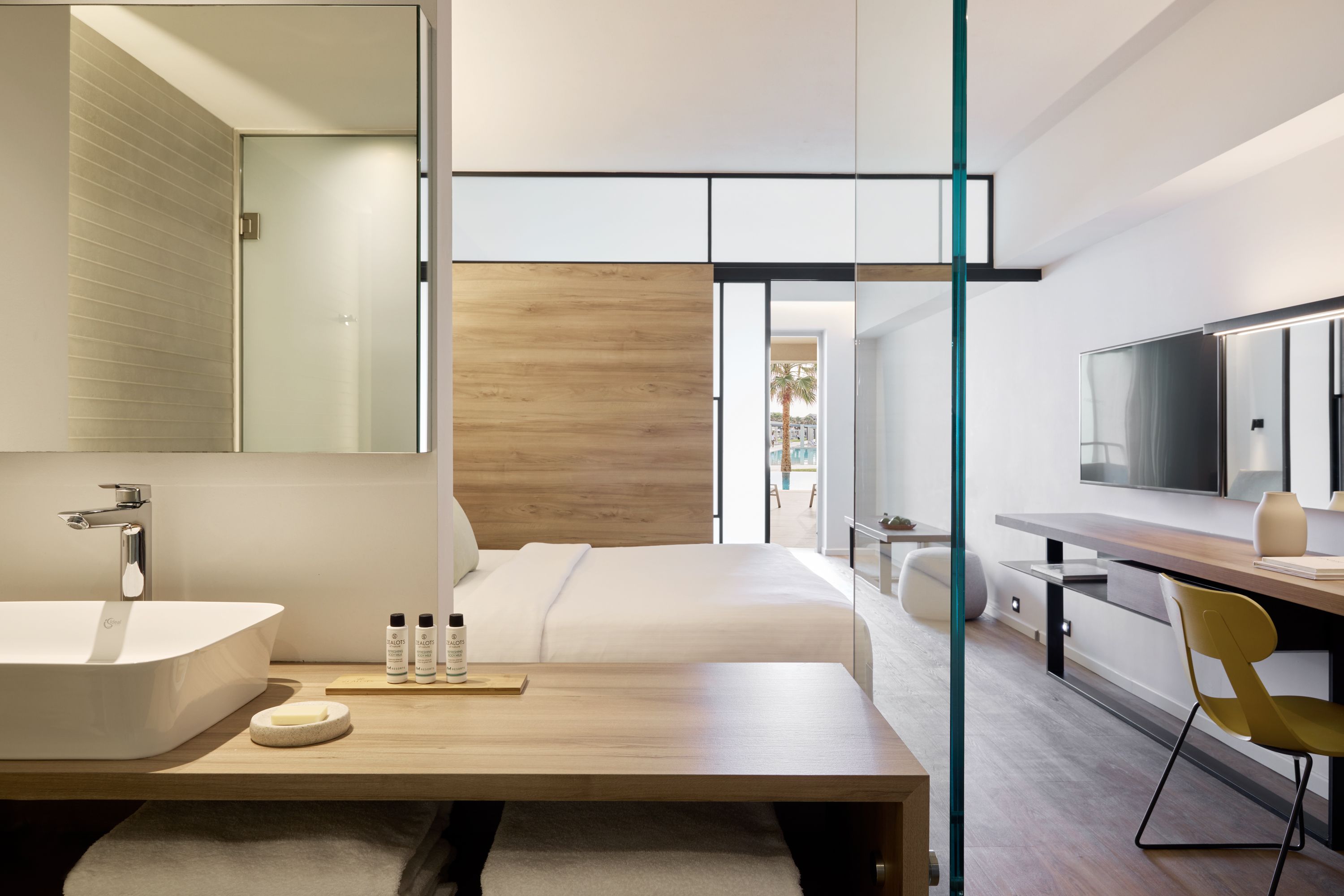 JUNIOR SUITE SHARING POOL