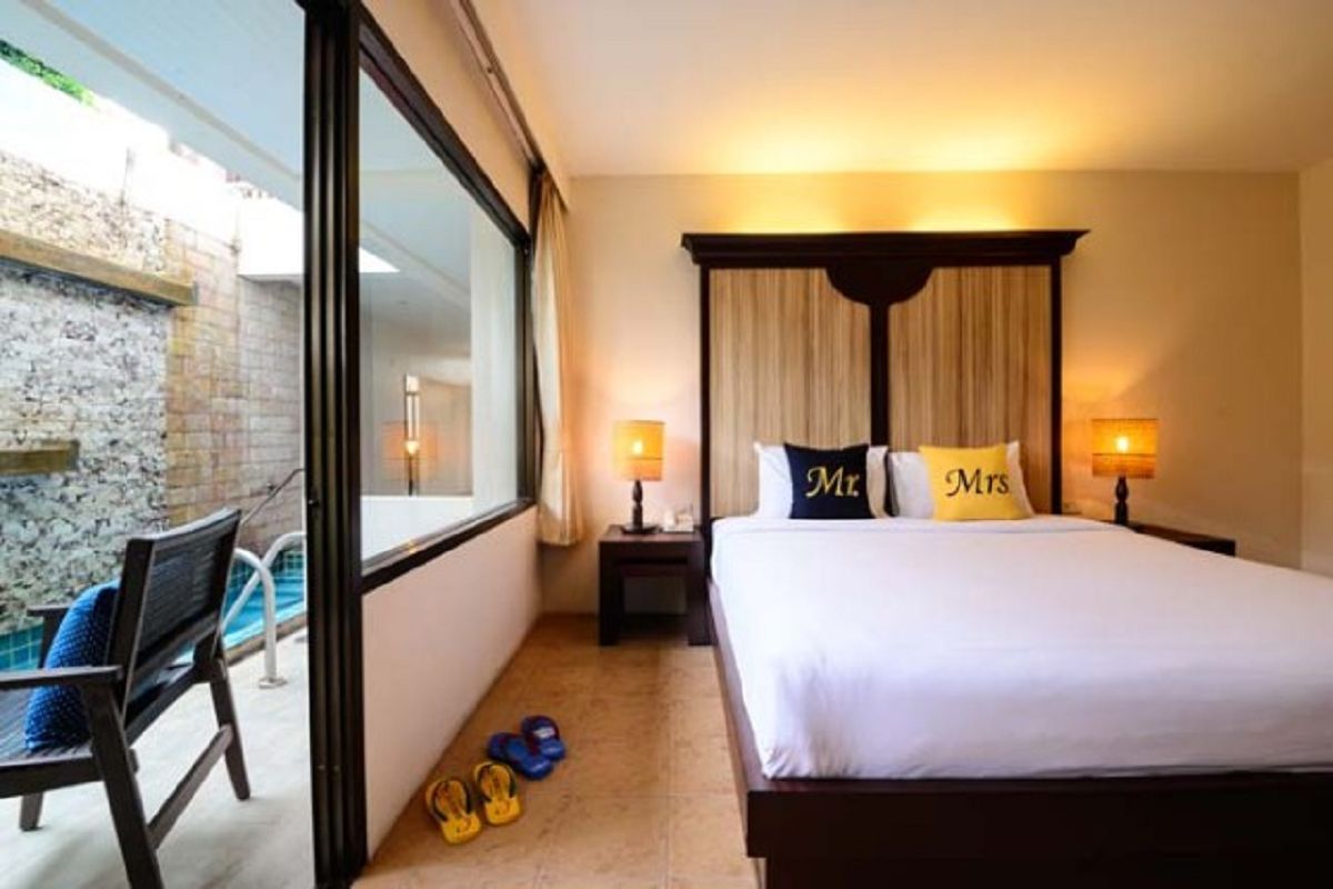 JUNIOR SUITE POOL ACCESS ROOM