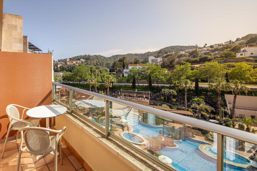 DOUBLE POOL VIEW