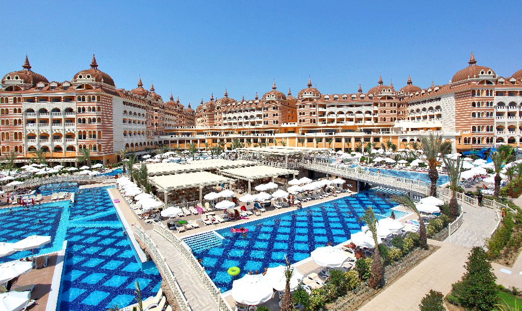 Hotel Royal Alhambra Palace zona de piscina cu bar