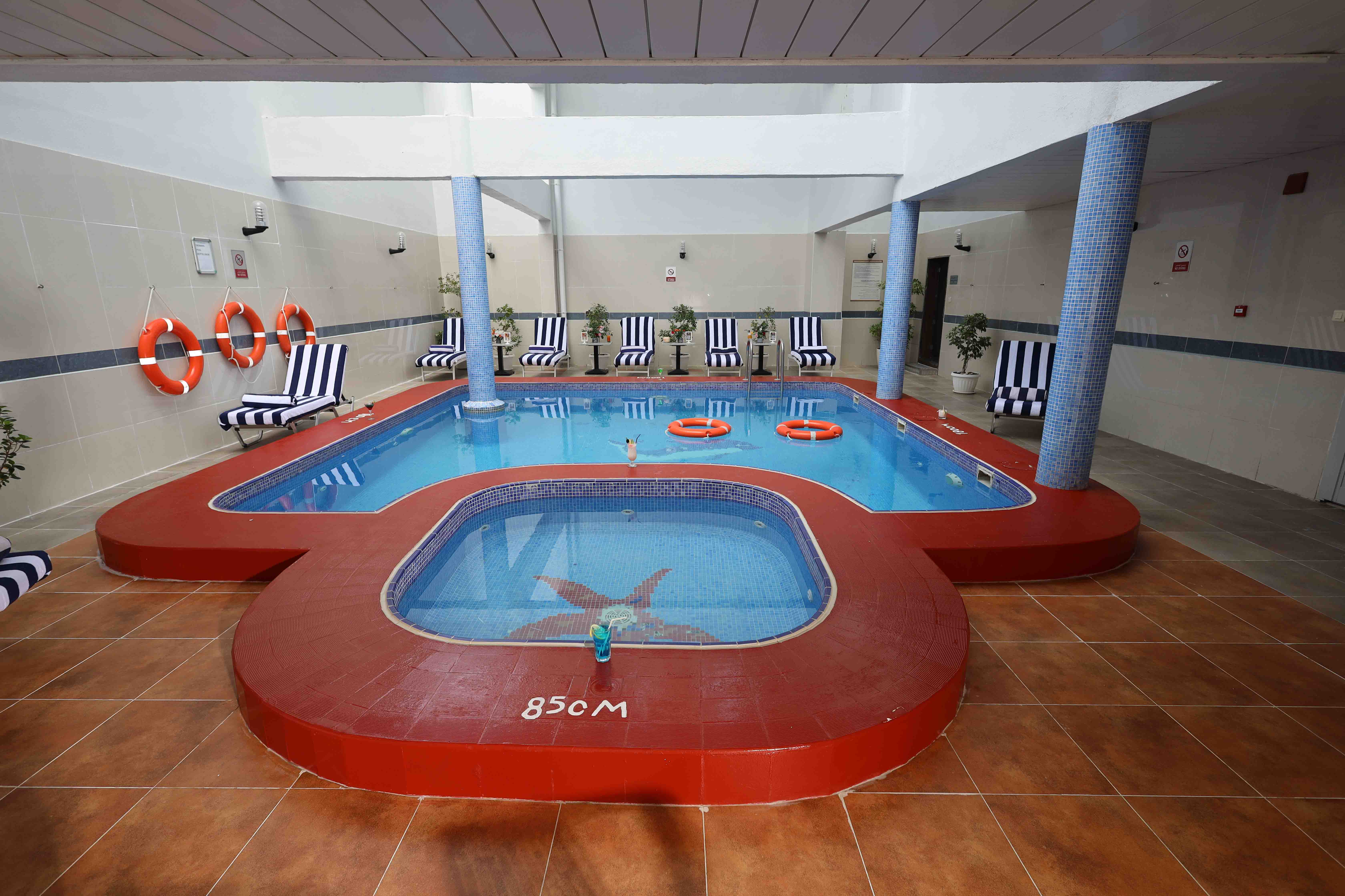 Piscină interioară