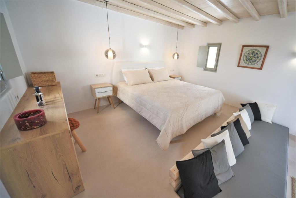 Deluxe Suite with Jetted Tub & Pool View