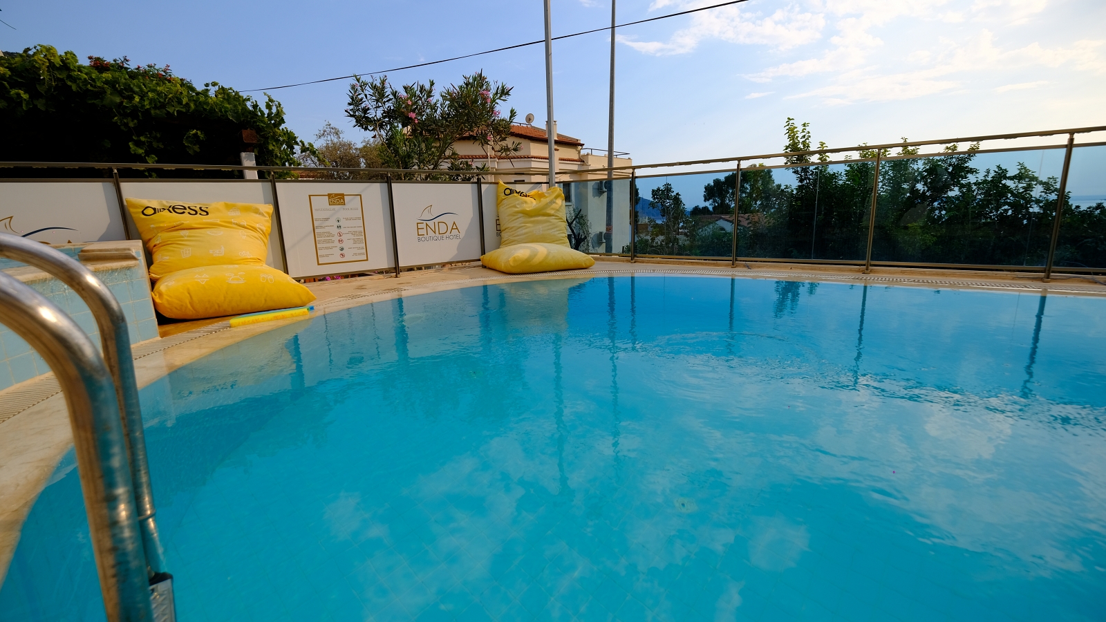 Piscina exterioara/interioara