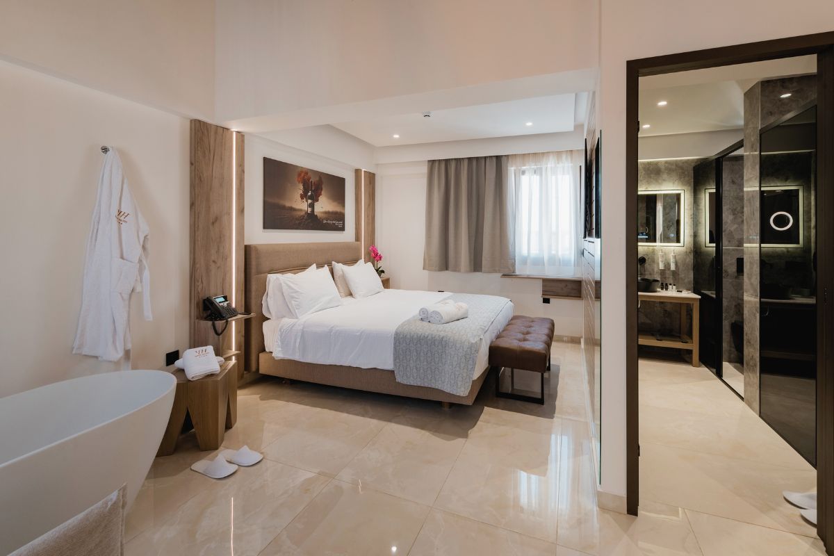 EXECUTIVE SUITE WITH BALCONY OR WINDOW