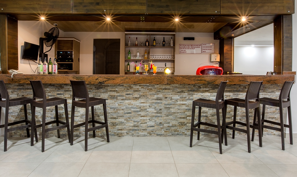 Pool Bar