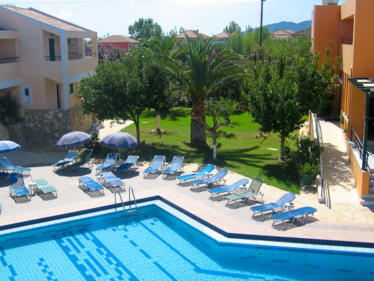 Zakynthos, Hotel Oscar, piscina, sezlonguri.jpg