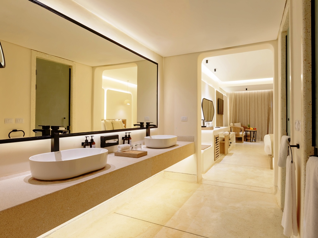 Executive Swim-Up Suite