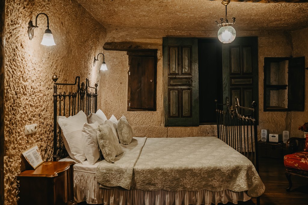 CAVE SUITE ROOM