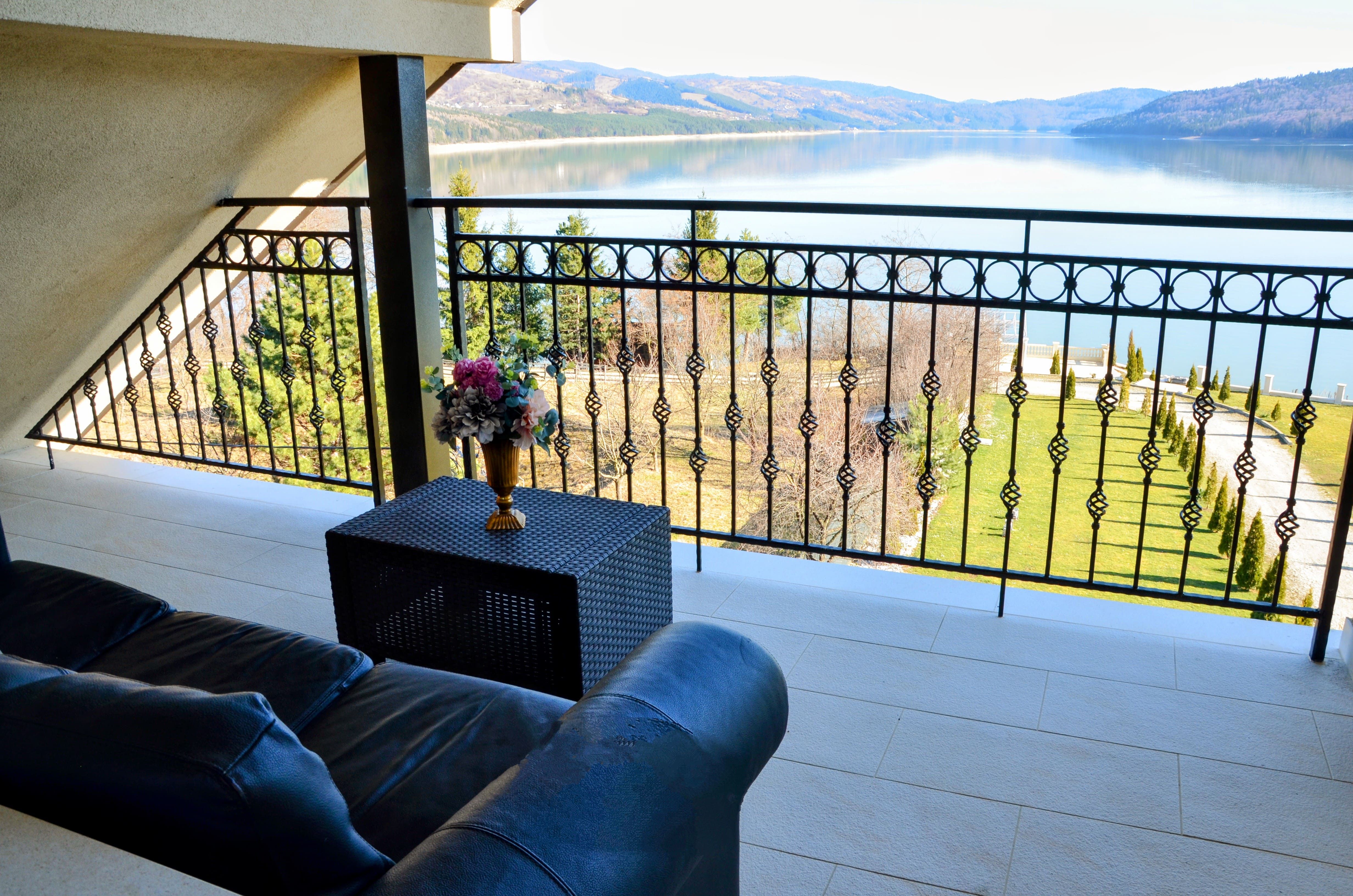 Camera Deluxe cu jacuzzi si vedere la lac 