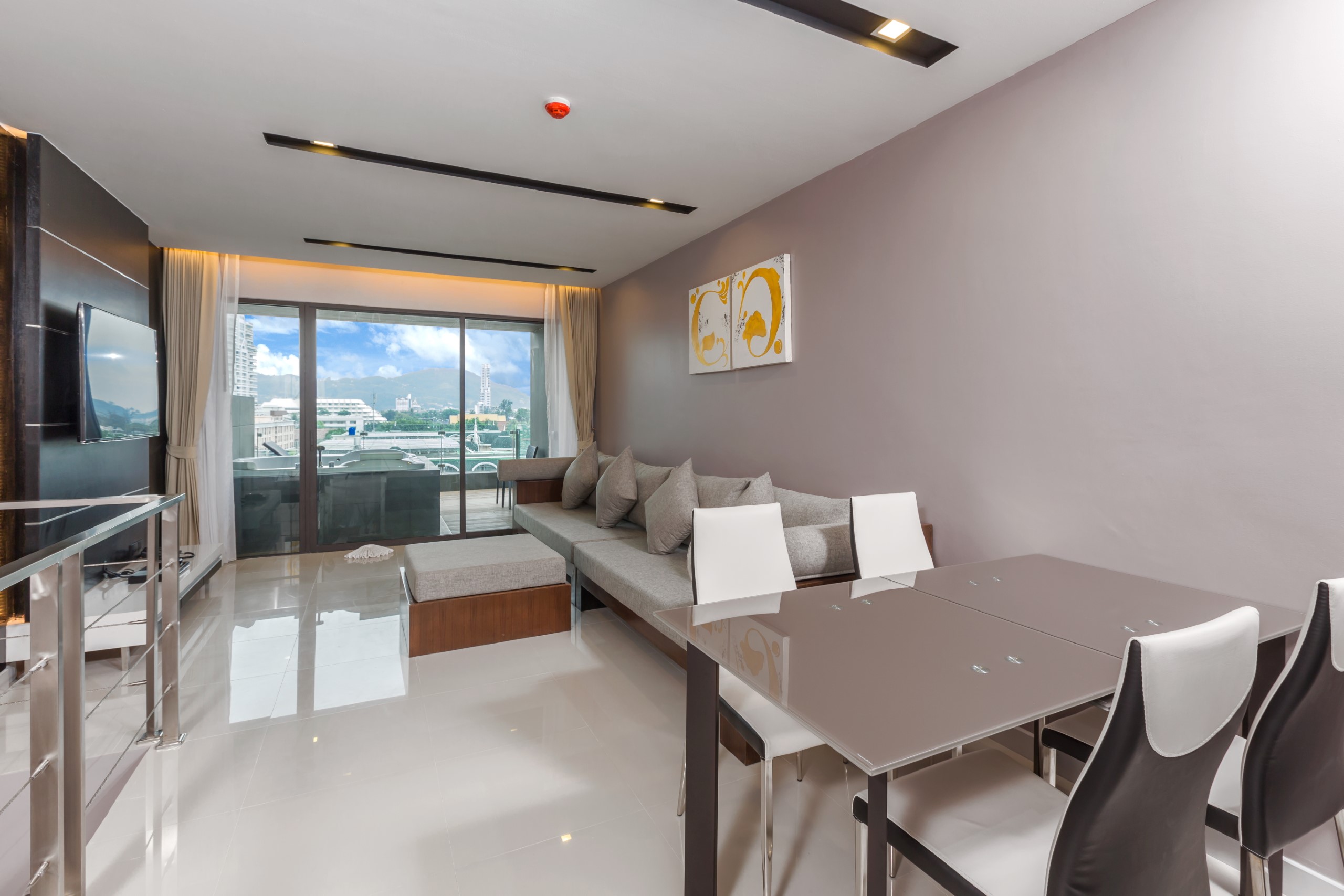 EXECUTIVE SUITE