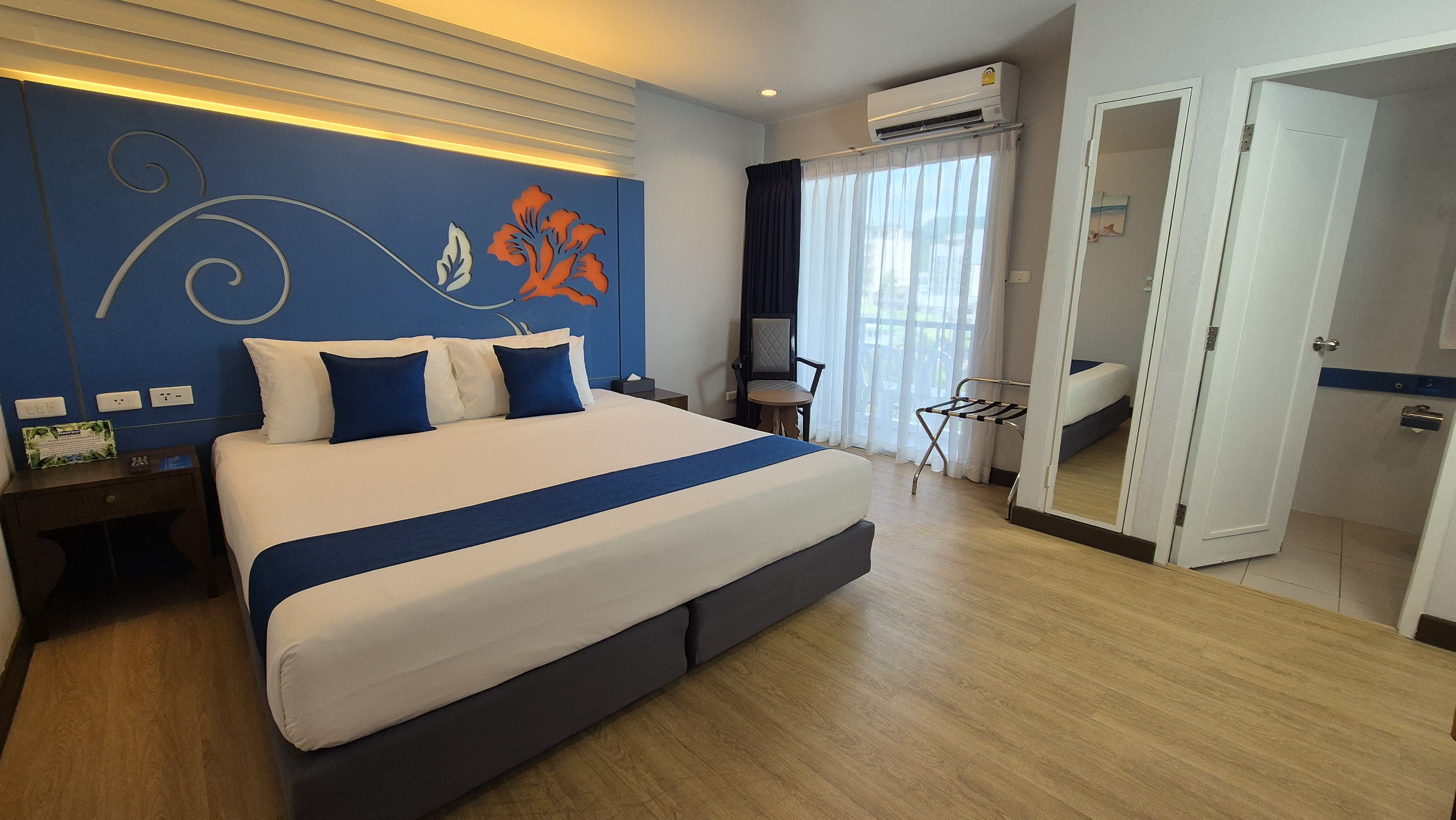  DELUXE ROOM 