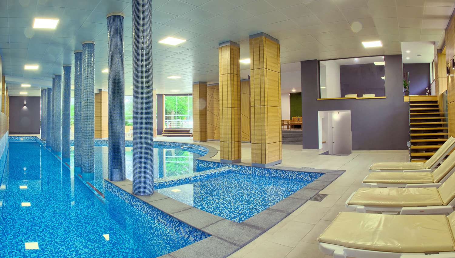 Piscină interioară