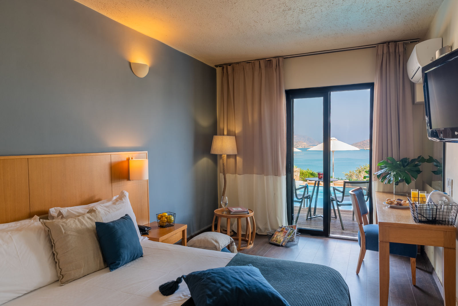 Bungalow Sharing Pool Sea View