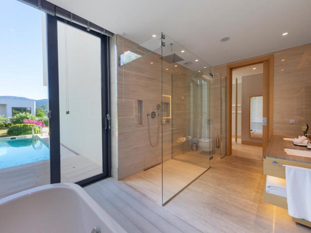 King Junior Suite with Pool & Partial Sea View