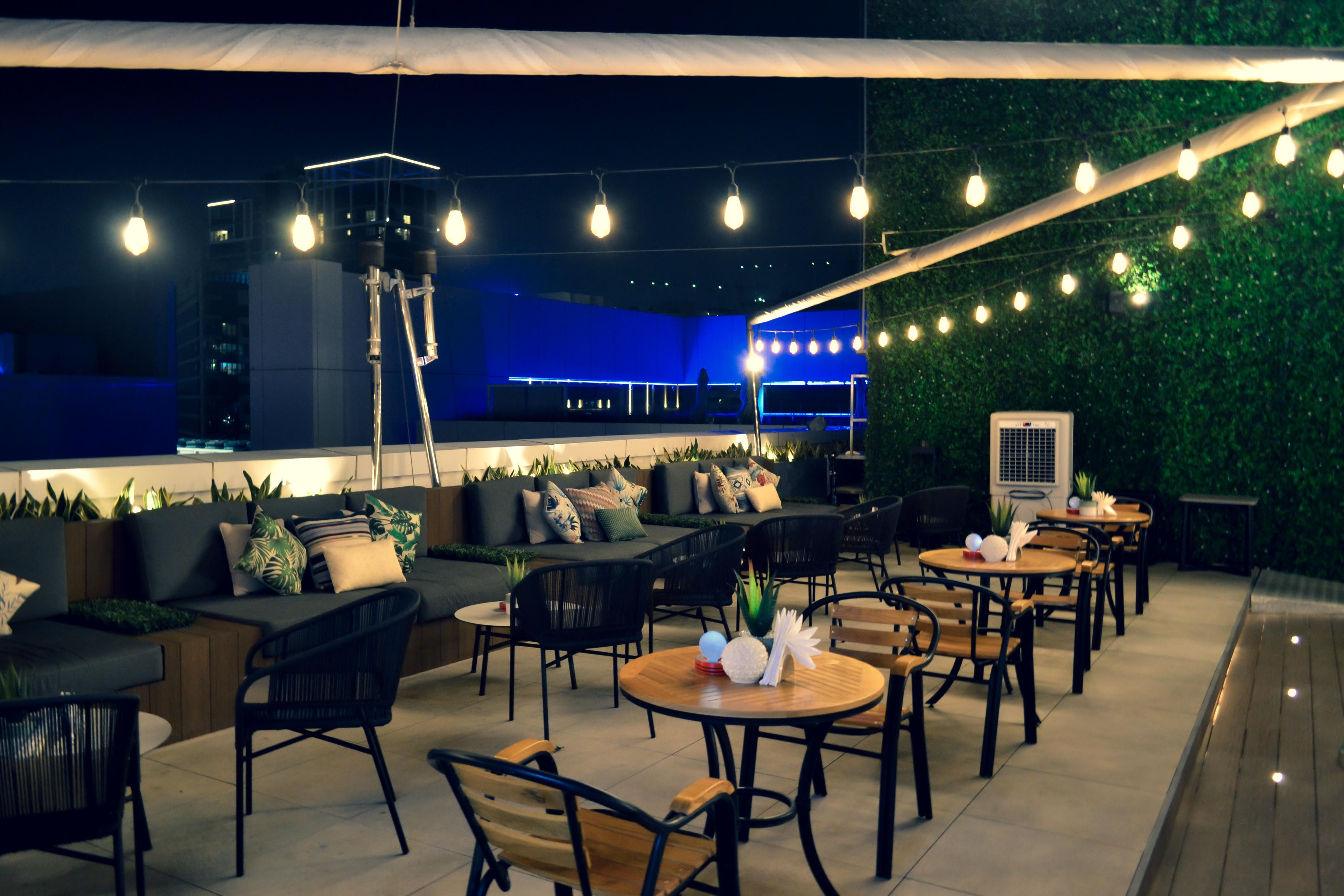 Up-Yard Lounge