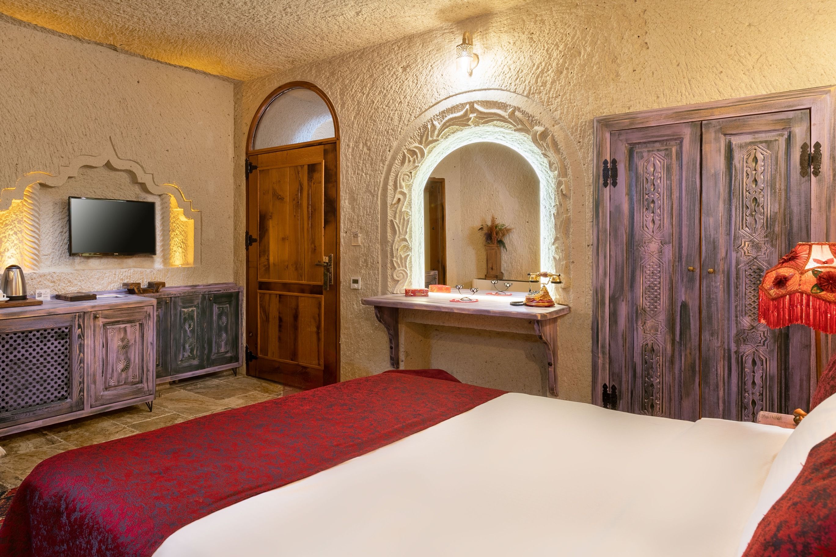 DELUXE STONE ROOM