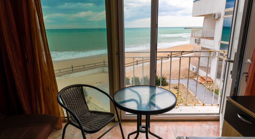 VILA 1- CAMERA 5- ETAJ 1 CU VEDERE FRONTALA LA MARE SI BALCON FRANCEZ