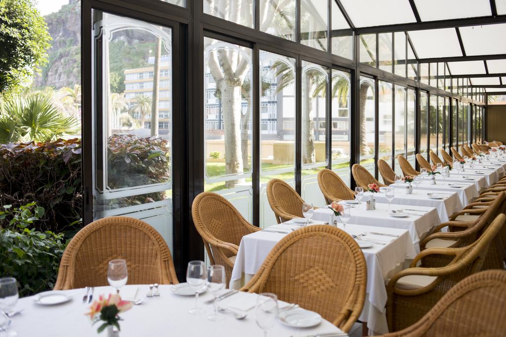 MAIN RESTAURANT